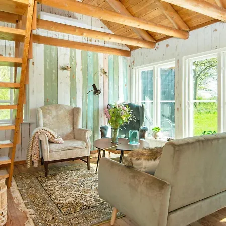 6 Person In Hovborg-by Traum *