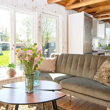 6 Person In Hovborg-by Traum *