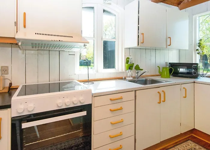 6 Person In Hovborg-by Traum