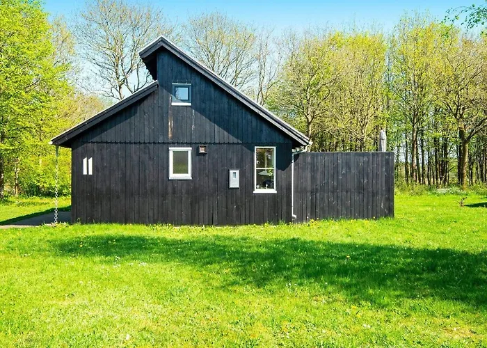 6 Person In Hovborg-by Traum *