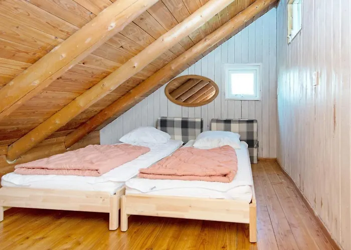 6 Person In Hovborg-by Traum